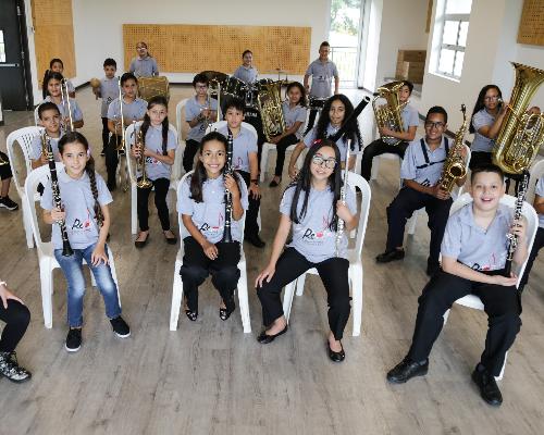 Las escuelas de música es un programa que ayuda con la formación complementaria a los niños y jóvenes de la ciudad