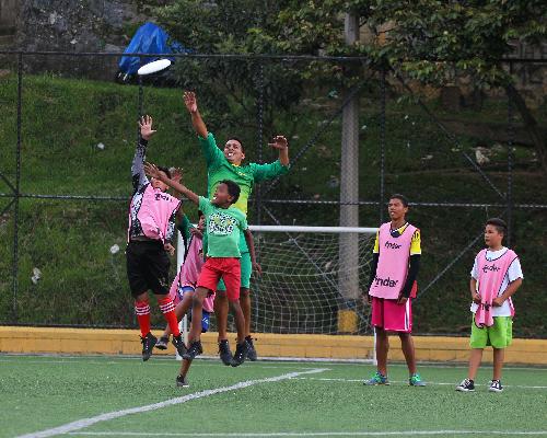 Jugadores de disco ‘Ultimate Frisbee’ en uno de los 886 escenarios deportivos públicos de Medellín