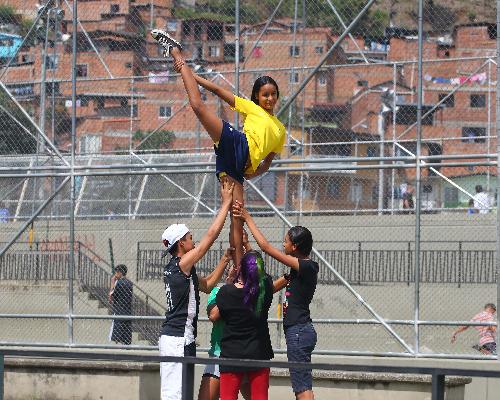 Jóvenes de Escuelas Populares del Deporte practicando porrismo, disciplina de gran auge en la ciudad