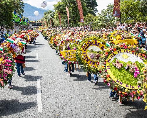El desfile de silleteros reúne a cientos de personas que llegan de todas las partes del país. 