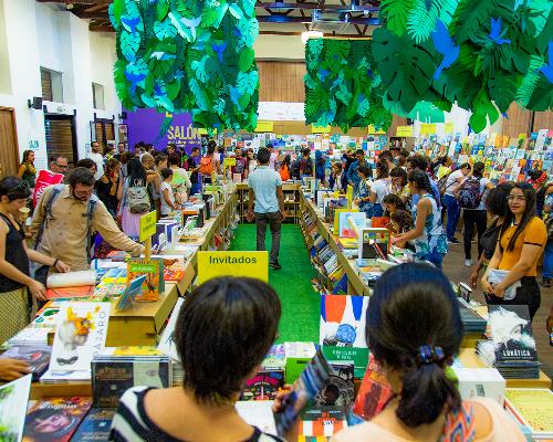 La Fiesta del Libro y la Cultura es un espacio para los amantes de los libros, cada uno cientos de personas disfrutan de la lectura y la oferta cultural en el Jardín Botánico