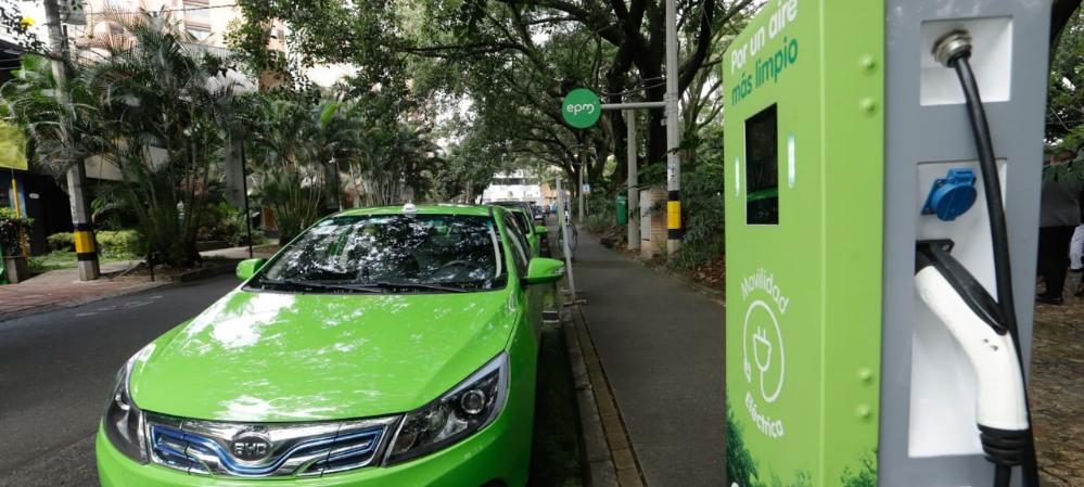 En Medellín ya circulan taxis eléctricos