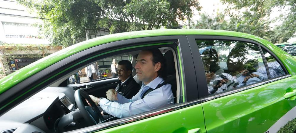 En Medellín ya circulan taxis eléctricos